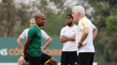 Percy Tau et Hugo Broos