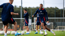 Noussair Mazraoui titularisé avec Man United pour sa première ?