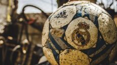 Vieux ballon sale marqué du logo du Real Madrid FC