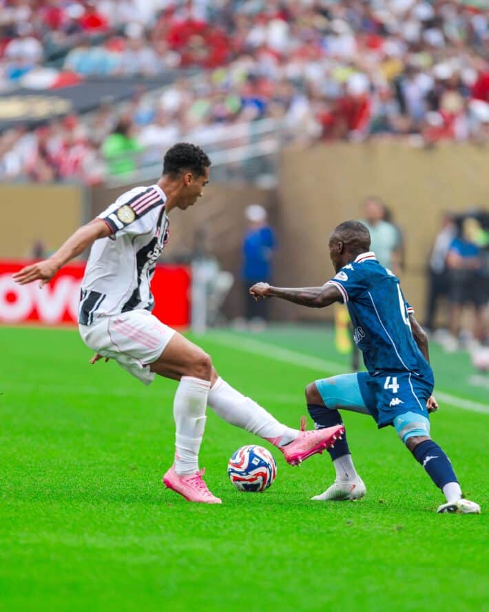 Duel entre Lorch et un défenseur de la Juventus, Coupe du monde des clubs