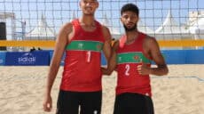 Une paire de joueurs marocains lors de la coupe continentale de Beach-volley Martil 2025.